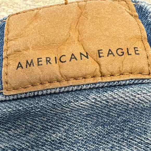 American Eagle Straight Mom High Rise Light Wash Blue Jeans Distressed Pockets 2 - Picture 11 of 16